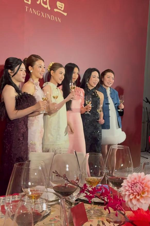 王诗龄何超莲同台现身，明明年纪最小，却被衬的又土又老