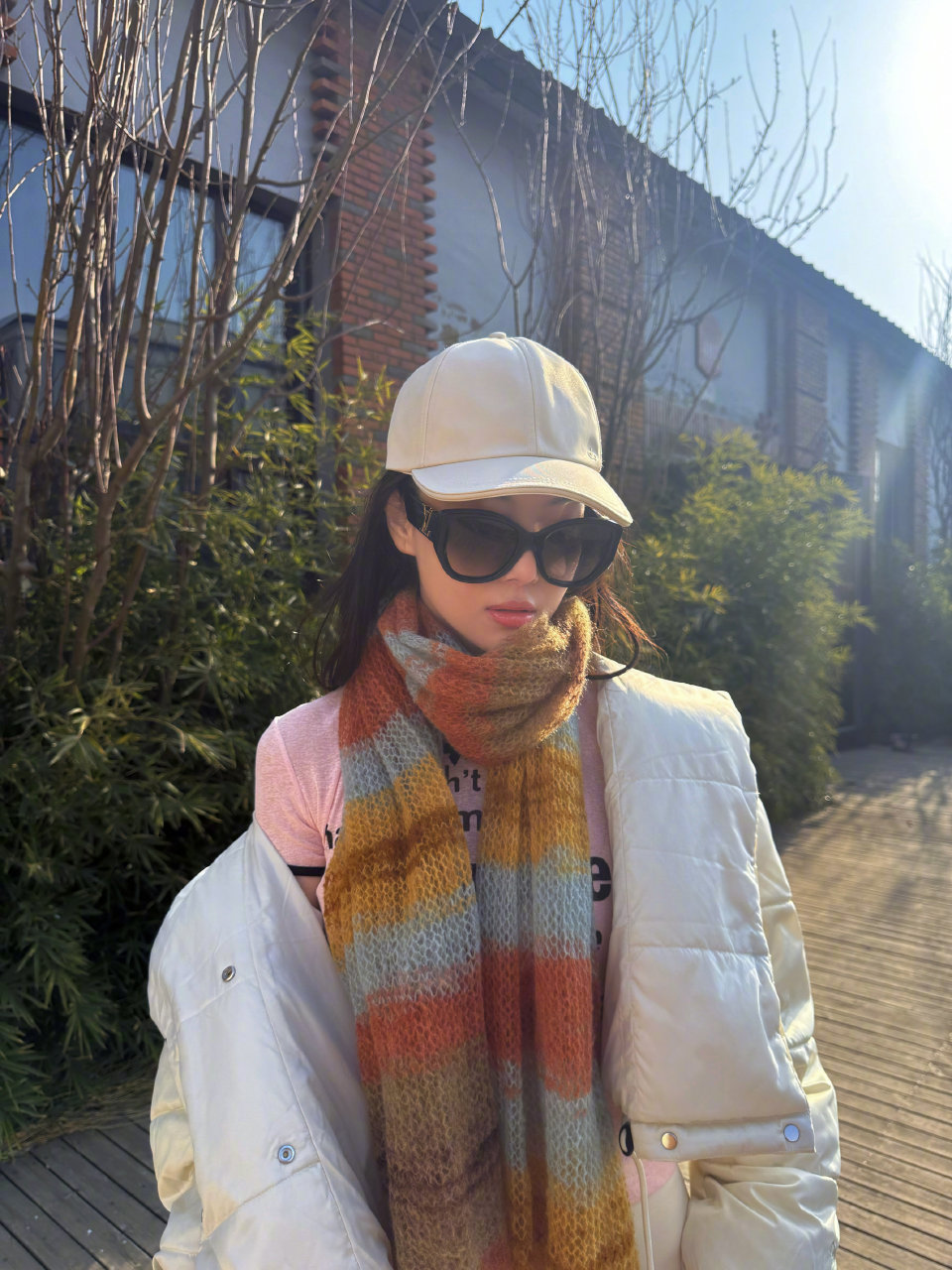 张馨予晒妈妈织的围巾！随手一披美的惊艳，还被称呼为宝宝好幸福