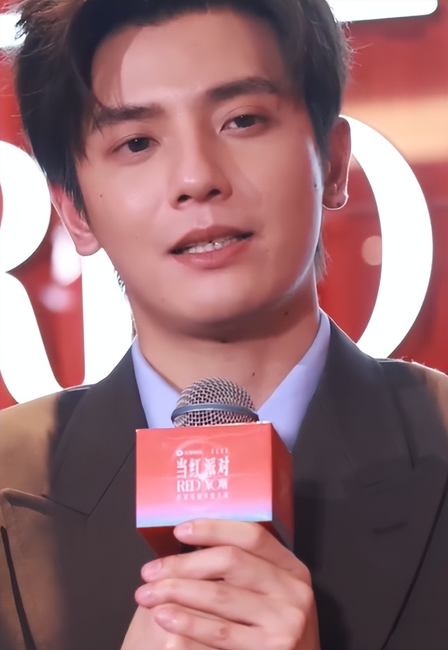 短剧红毯成“见光死”现场，没了美颜和修图，遍地普男普女！