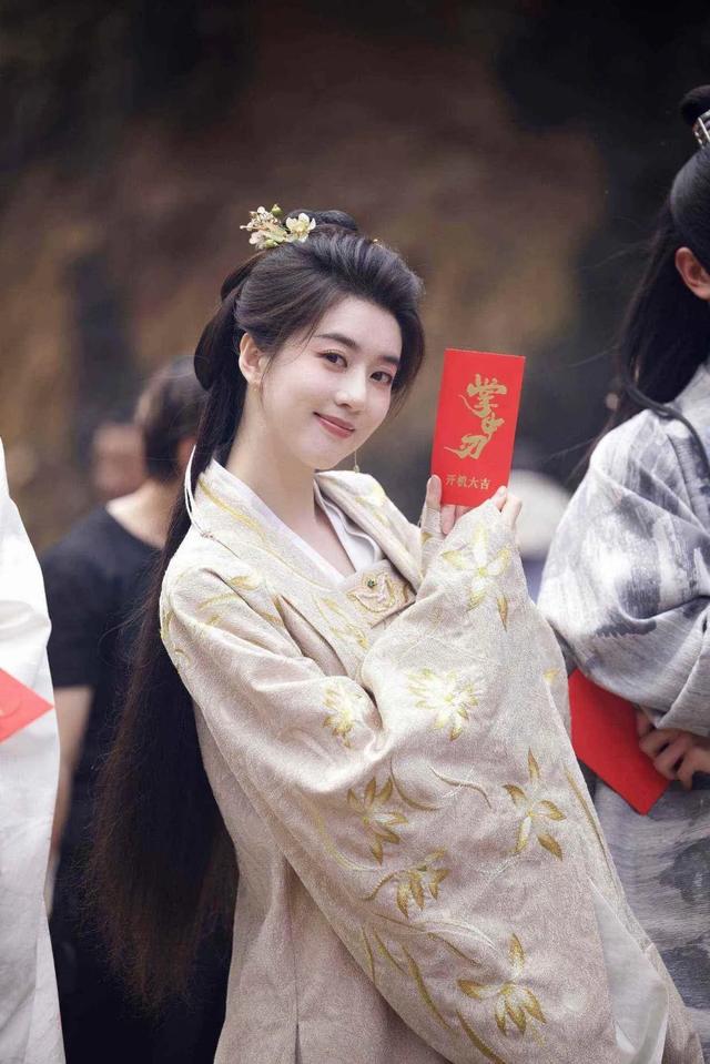 李凯馨急了!出面回应她的辱华风波,央妈发话零容忍