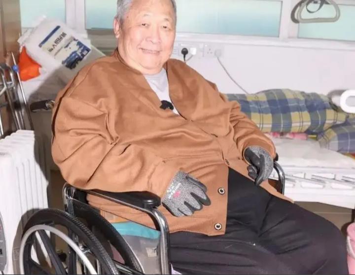 出名后出轨保姆，气死原配，如今77岁的他晚景凄凉，子女与其割席