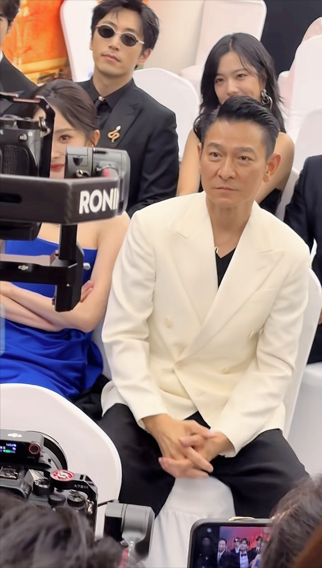 63岁刘德华挽手杨幂走红毯！西装笔挺状态惊艳，看着像40多岁