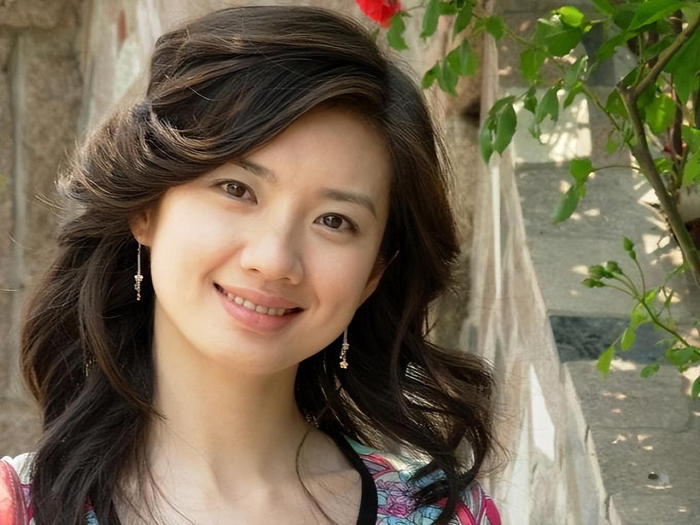 前央视主持苑冉：16岁出道，却靠演“后妈”出圈，今43岁婚姻成谜