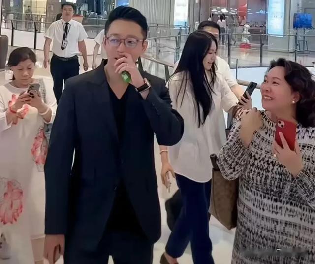 汪小菲石家庄开业万人挤爆万象城,粉丝狂喊“总裁好帅”!