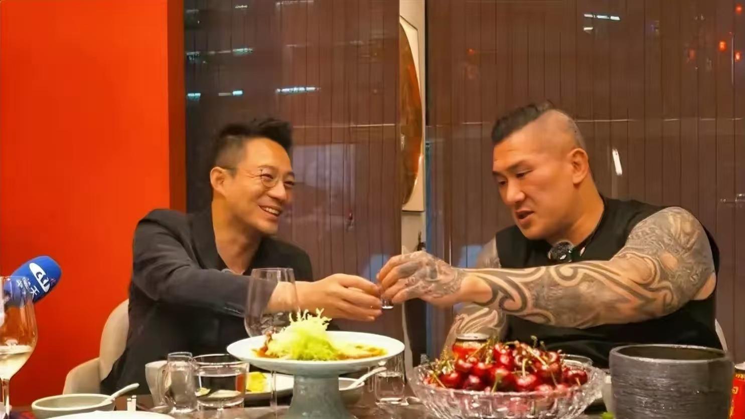 汪小菲一场直播成功翻盘！宴请 “馆长” 圈粉无数，麻六记火了