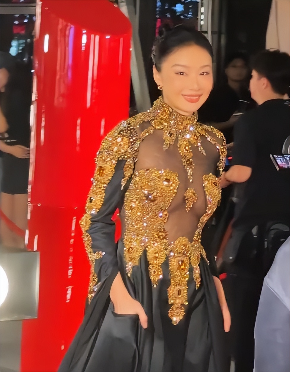 上海红毯，李沁好肿，朱珠太惊艳，张予曦皮包骨，高叶穿了像没穿