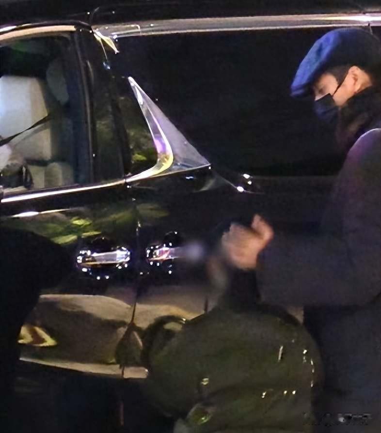 父爱高光时刻！陈坤带双胞胎现身，陈尊佑大学毕业全网泪目