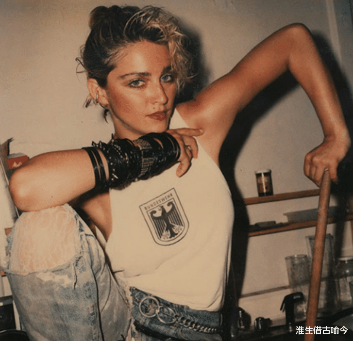 66岁麦当娜坐在29岁黑人男友腿上，穿驼色透明网纱披肩，又美又嫩