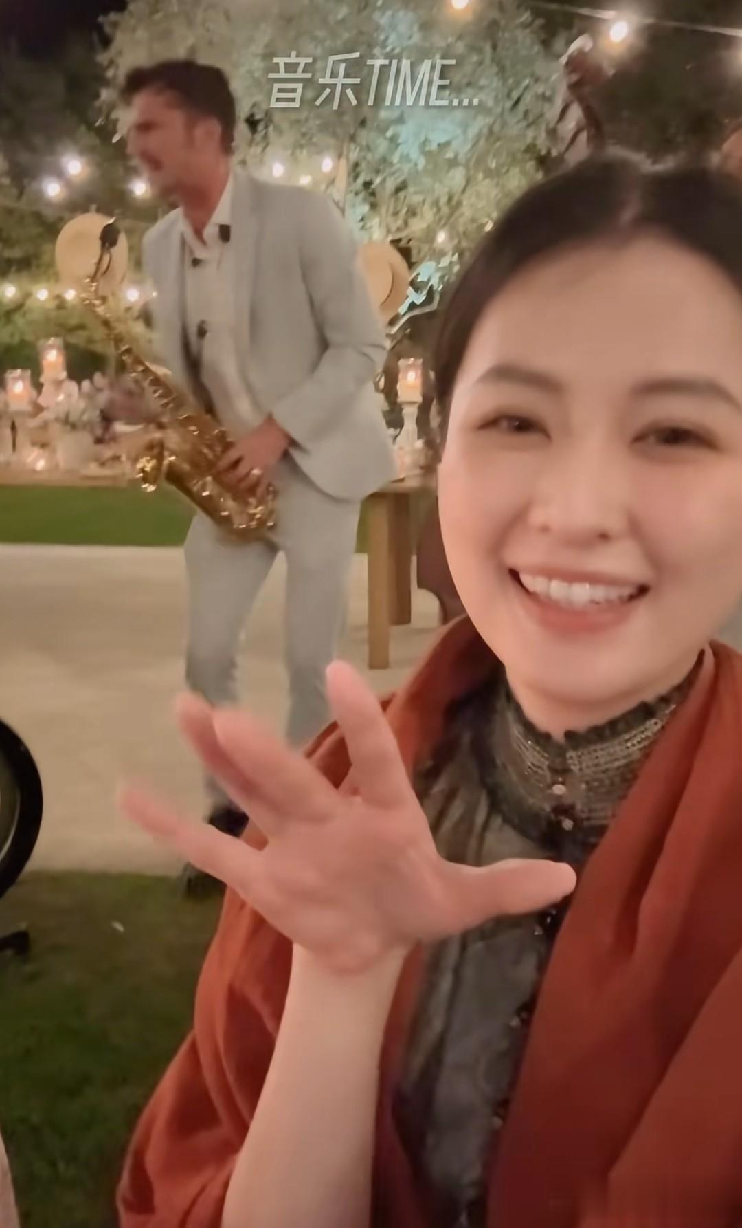 乔欣尼斯旅游，戴20块钱方巾，每天穿很漂亮，不拍戏反而更灵动