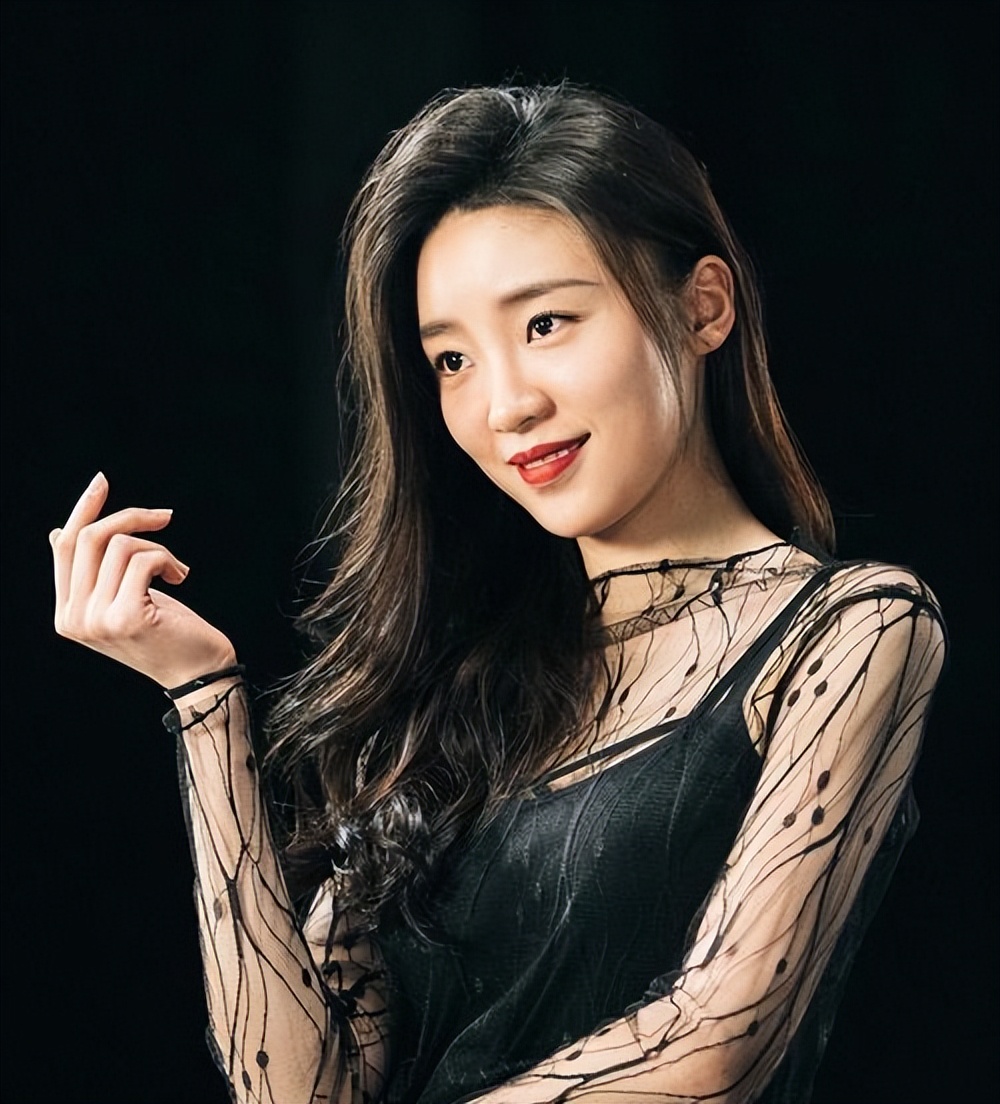 央视剧又翻车！31岁女演员“强行扮嫩”，挤眉弄眼扎双马尾太尴尬