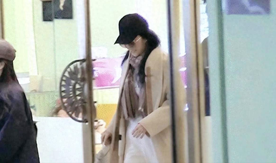 刘亦菲穿八万黄色大衣逛街，打扮清新脱俗，护理结束皮肤白到发光