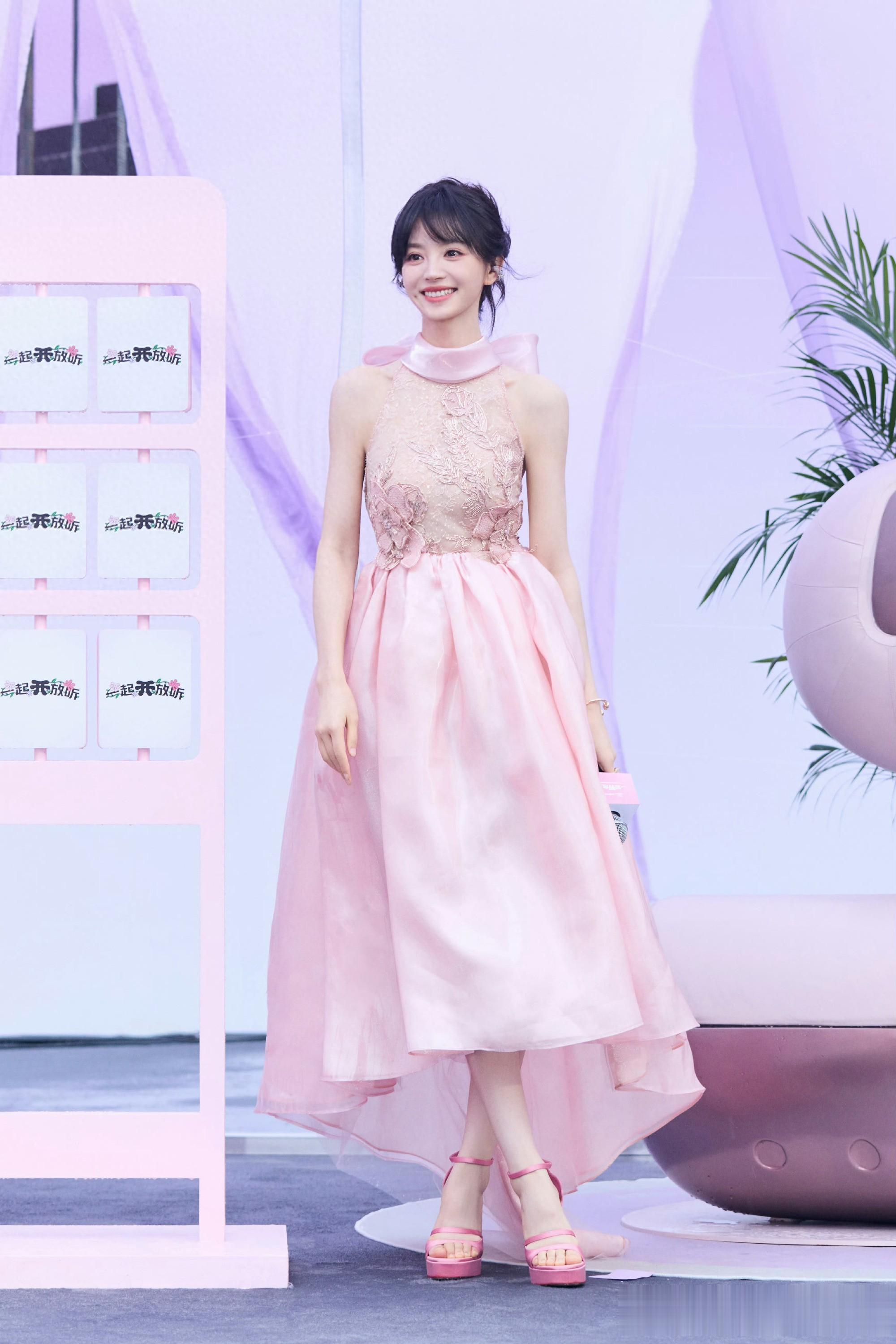 田曦薇粉色蝴蝶结礼服造型，甜美优雅，氛围感宛如在逃公主！