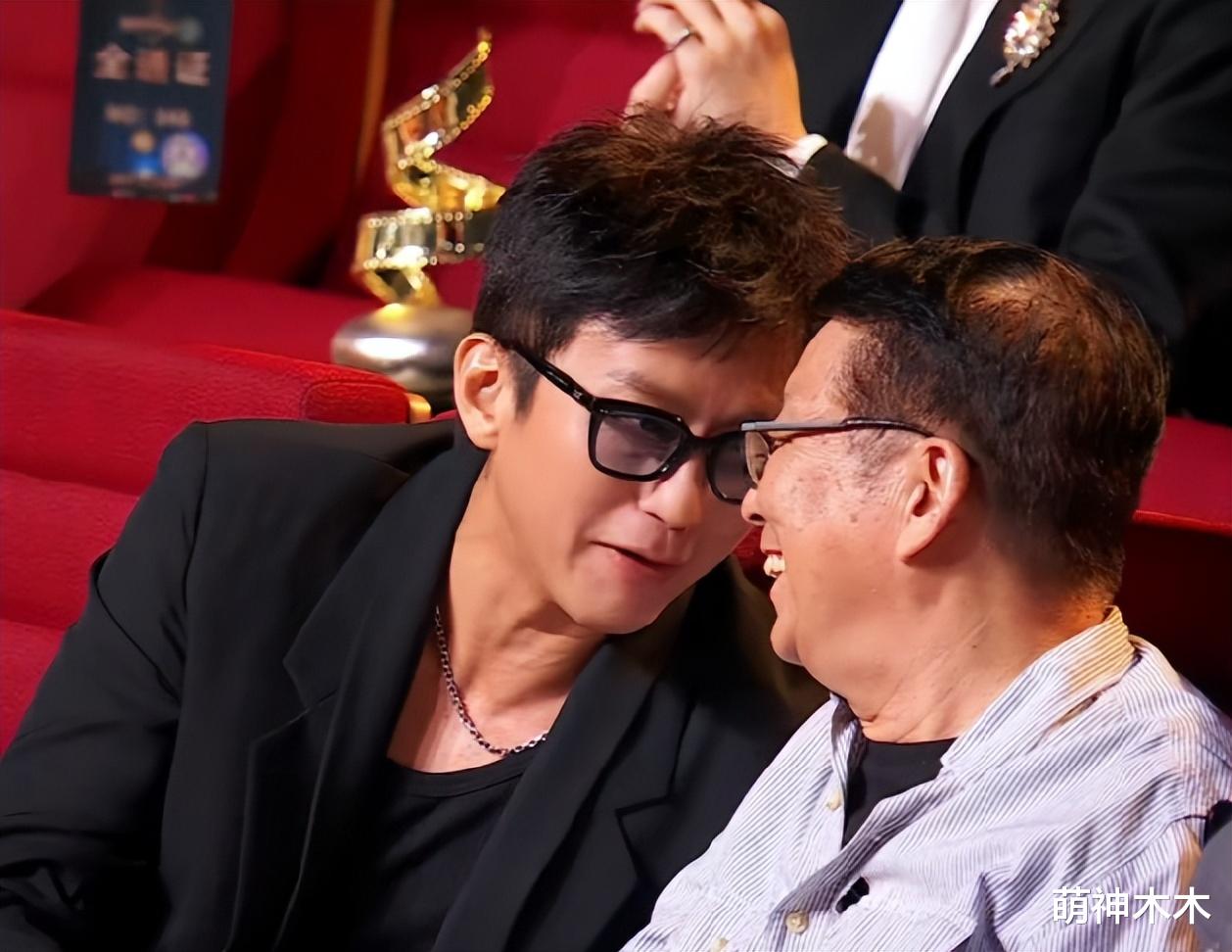 电影之夜台下:邓超黄晓明同坐无交流,佟丽娅玩手机,范丞丞表情失控