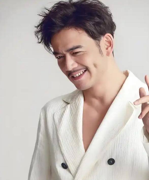 顶流坠落史，违规片酬案，真相埋伏笔。