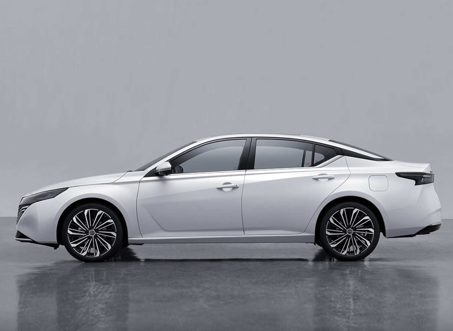 全新东风日产天籁官图发布，搭载鸿蒙座舱5，计划四季度上市