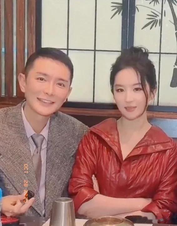 38岁刘亦菲和刘冲吃饭,她的脸蛋好美啊,就像是画里的美人一样