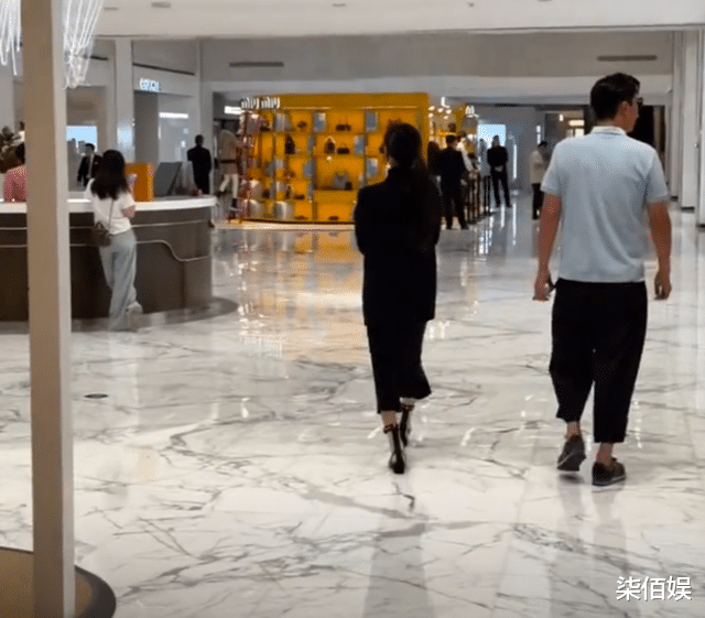 秋瓷炫和老公逛街，身材细成丈夫一半，于晓光跟在身后寸步不离