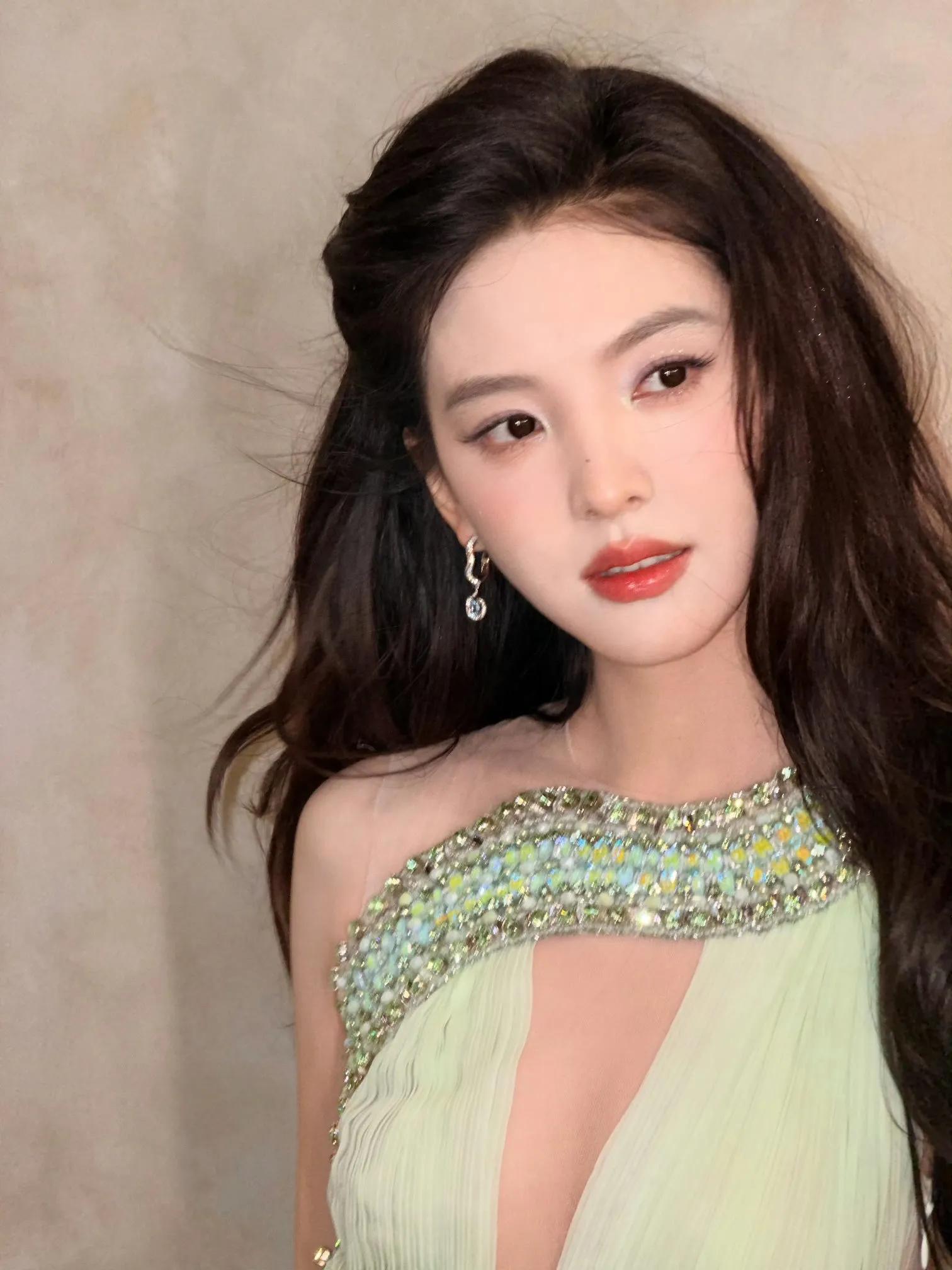 章若楠绿色薄纱裙写真美图