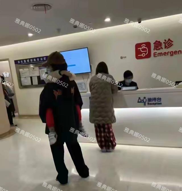 Angelababy 发微博祝大家节日快乐,罕见晒出儿子小海绵的正脸照。