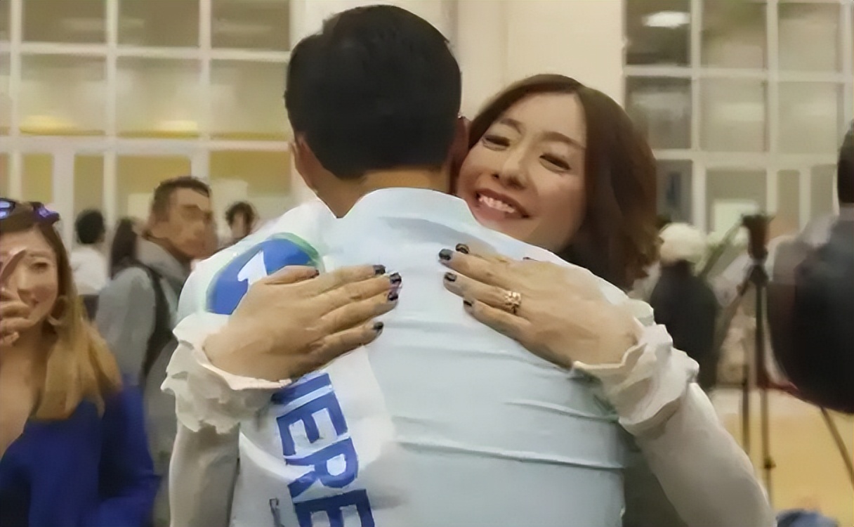 她宁愿单身也不接受谢霆锋,转身嫁豪门生4娃,如今46岁幸福美满