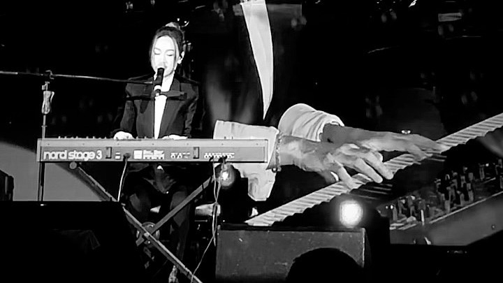 36岁黄心颖走出低谷专注音乐与写作，全黑西装亮相期待人生可能性