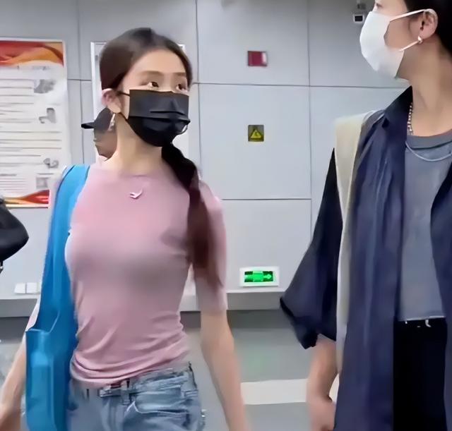 看了黄多多的机场穿搭,就明白为何她能进军娱乐圈了,确实有底气