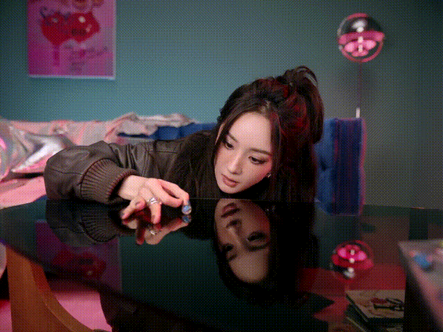 杨幂穿豹纹高跟鞋坐地上,她玩弹珠的样子很美,她长了一张建模脸