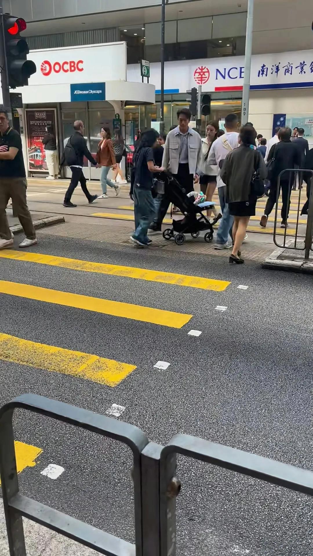 馬國明偕妙齡短裙索女中環行街被斷正! 女方身分曝光視帝親回應