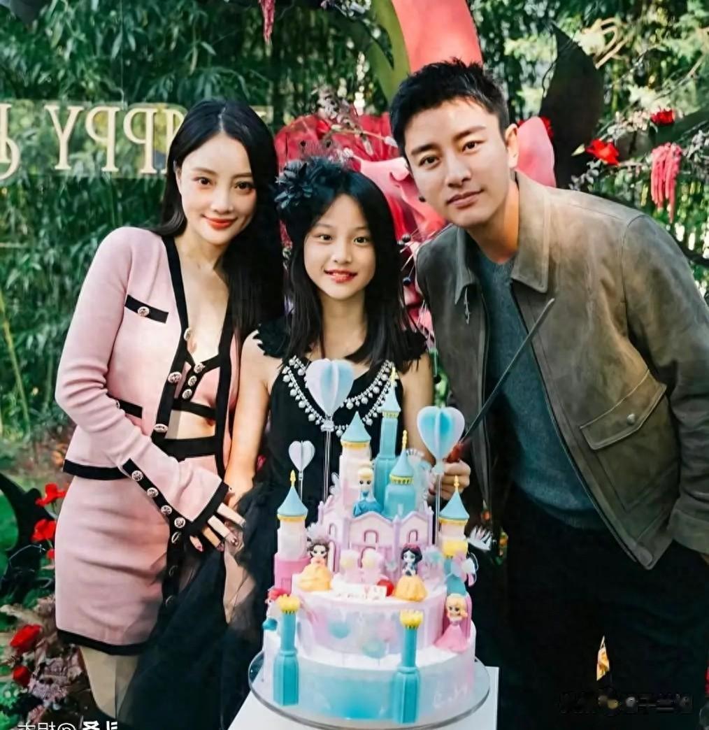 贾乃亮晒全家人吃年夜饭东北地地道道特色菜网友狂猜玻璃中拍照人