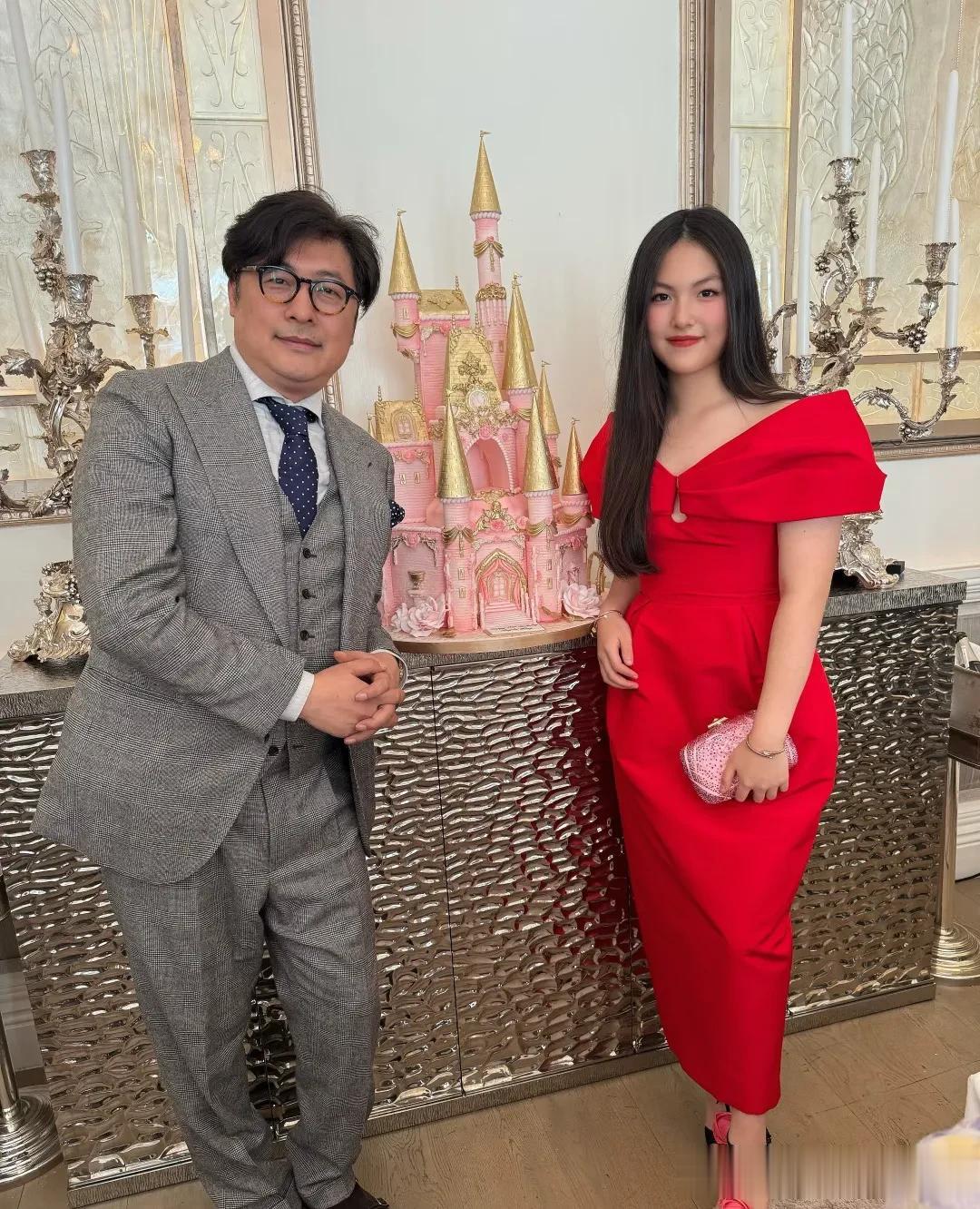 王诗龄16岁生日,李湘王岳伦合体给她庆祝,就连蛋糕都是粉色城堡