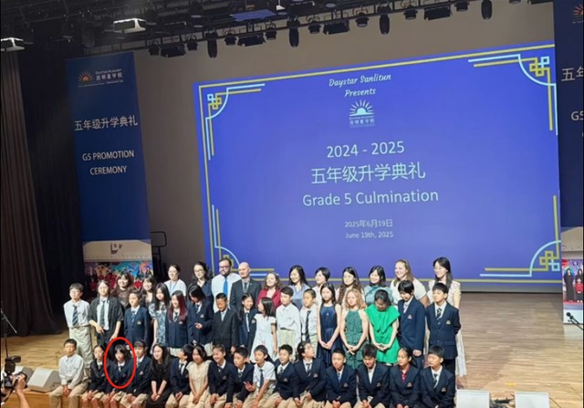 陈晓东参加女儿升学典礼,11岁女儿被推后表情抢镜