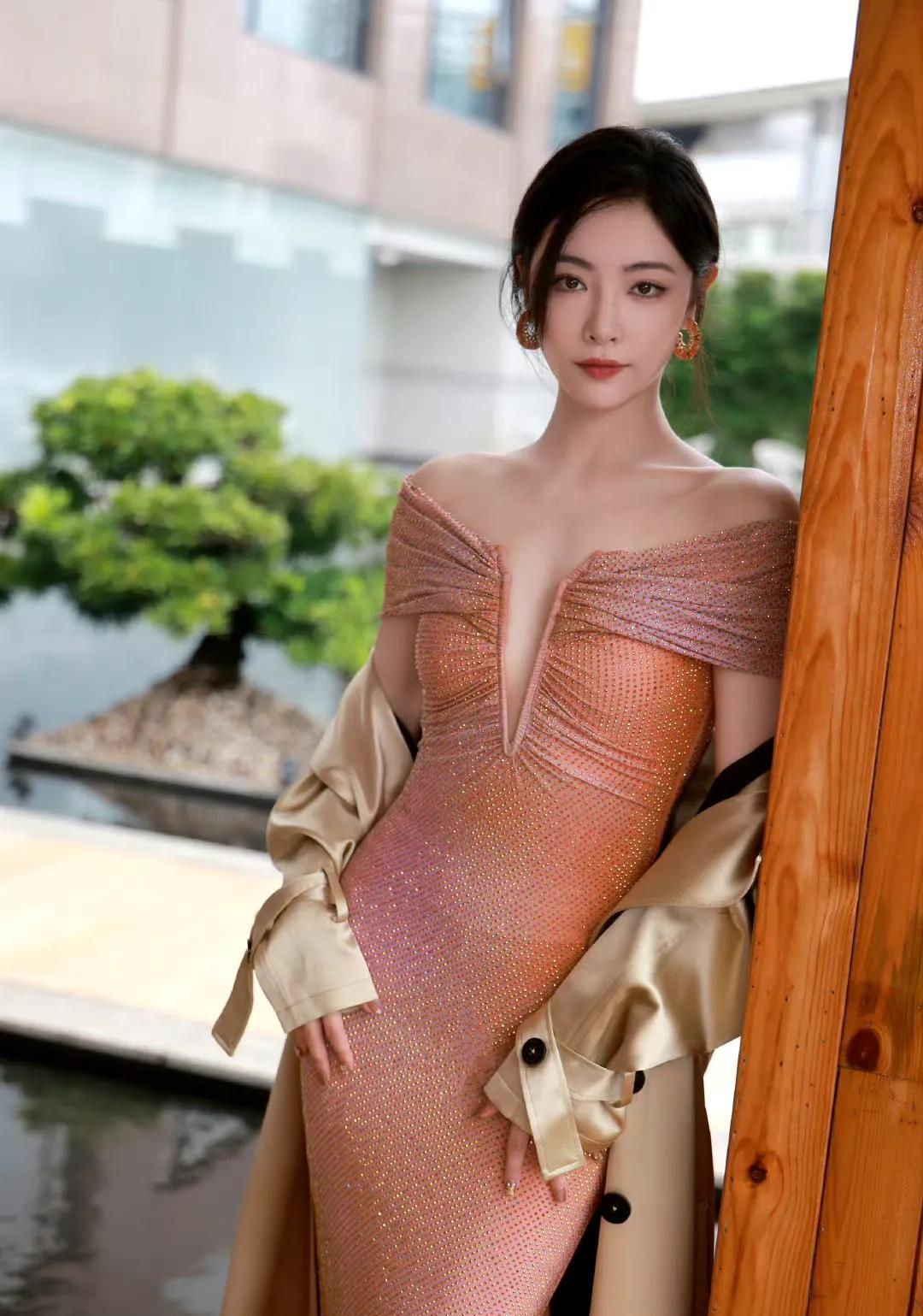 魅力红唇,闪耀礼服,都市时尚女郎