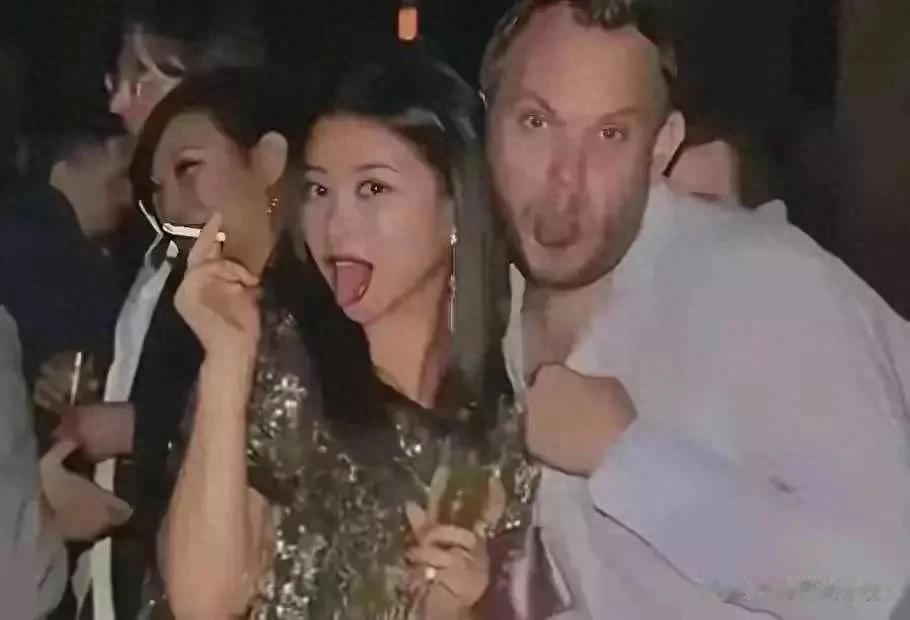 朱珠早期国外生活照流出穿亮片衣吐舌头 拿着香烟 身边都是外国小伙