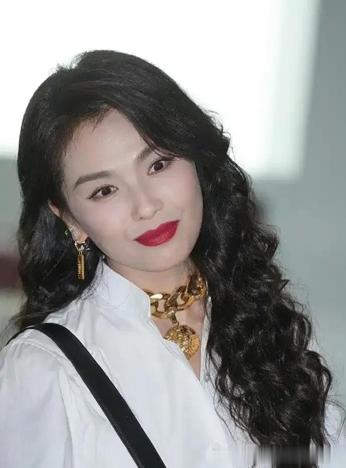 被刘涛“白金配色”惊艳到!国泰民安脸穿白衬衫黑裤子,美的大气