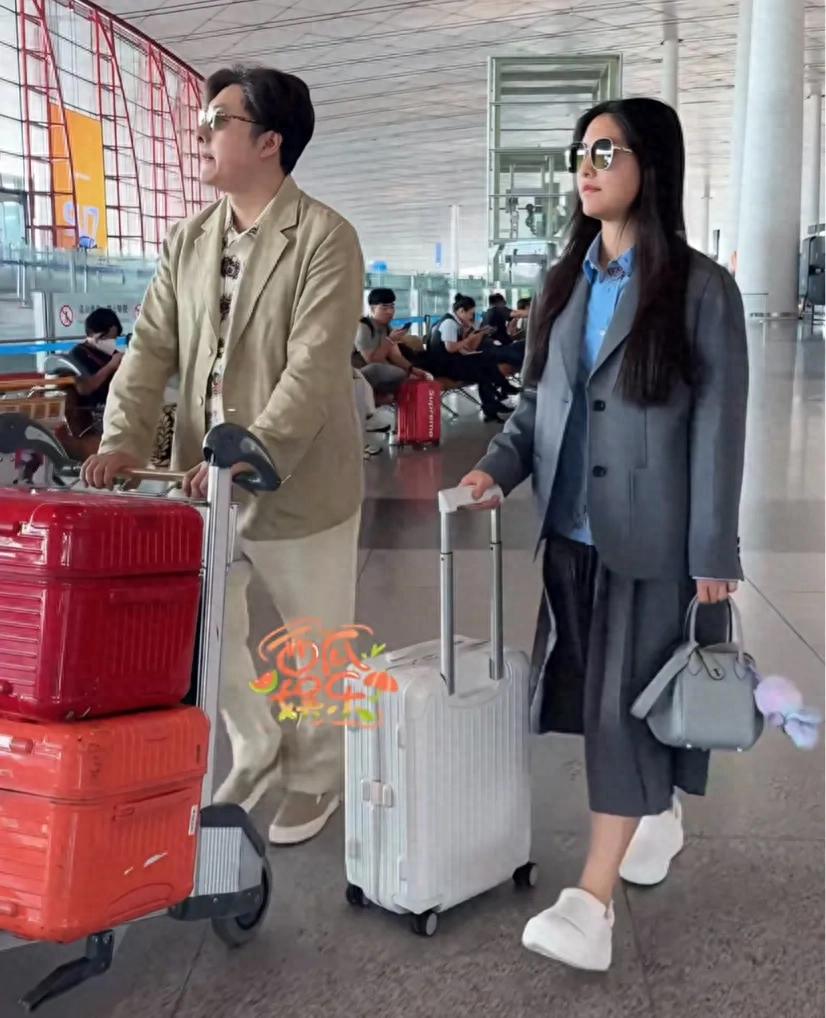 王岳伦送女儿开学!15岁王诗龄走老钱风却很显老,衣品还不如爸爸