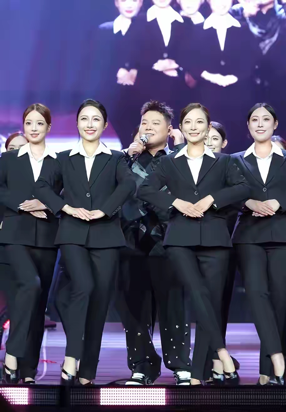 郭德纲妻儿看小岳岳演唱会,10岁郭汾阳3次亲王惠,被吐槽不正常