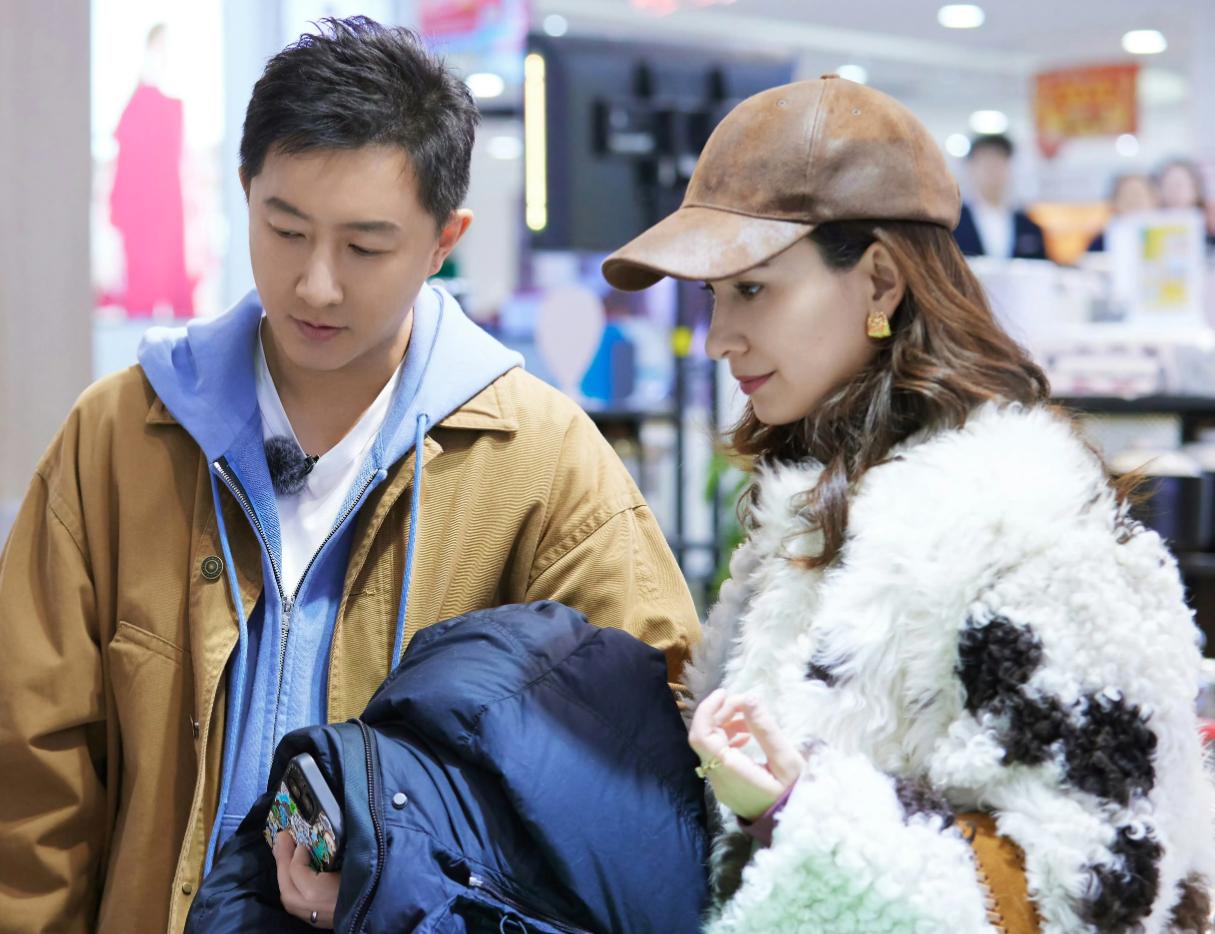 卢靖姗二胎产后首晒美照！腚大腰圆身材丰腴，穿毛衣裙大秀S曲线