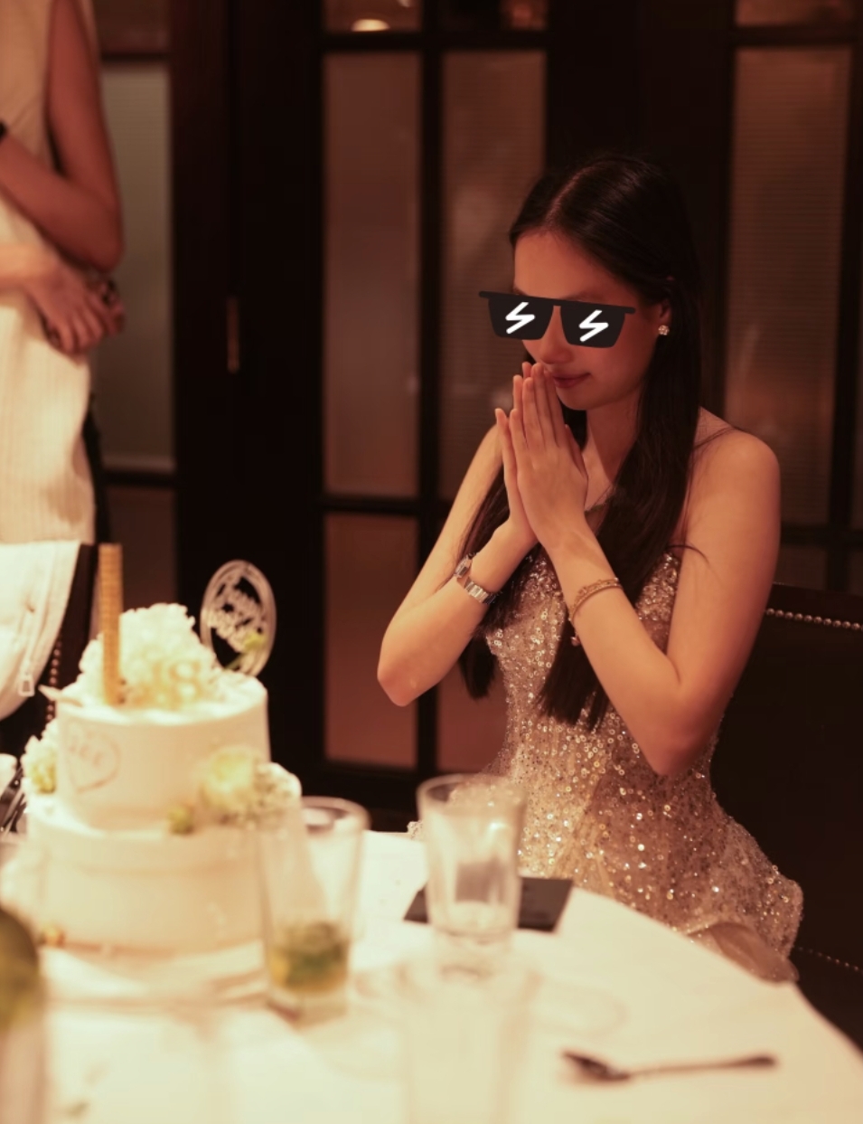 高晓松前妻晒女儿18岁生日照，Zoe穿公主裙又高又瘦，笑起来像爸