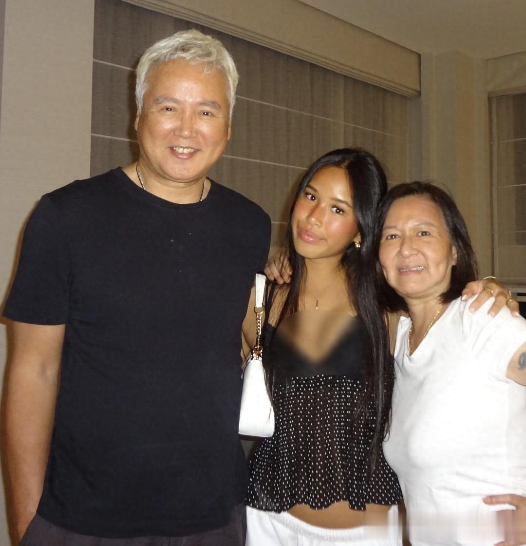 张庭女儿晒照，林希曈与65岁林瑞阳搂腰父女情深，美黑后像混血儿