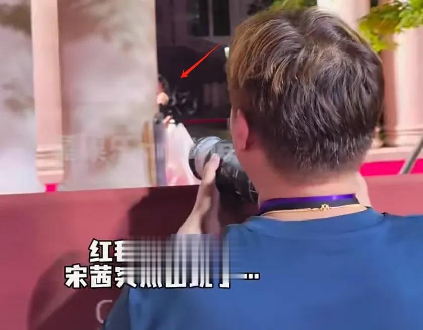 《VOGUE》杂志内涵明星!势利眼、抢压轴,热巴杨幂隔空躺枪