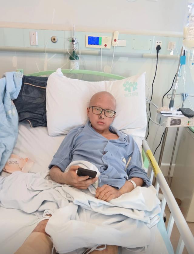 初三拍毕业照男孩去世，年仅15岁，死因曝光，同学为他实现心愿