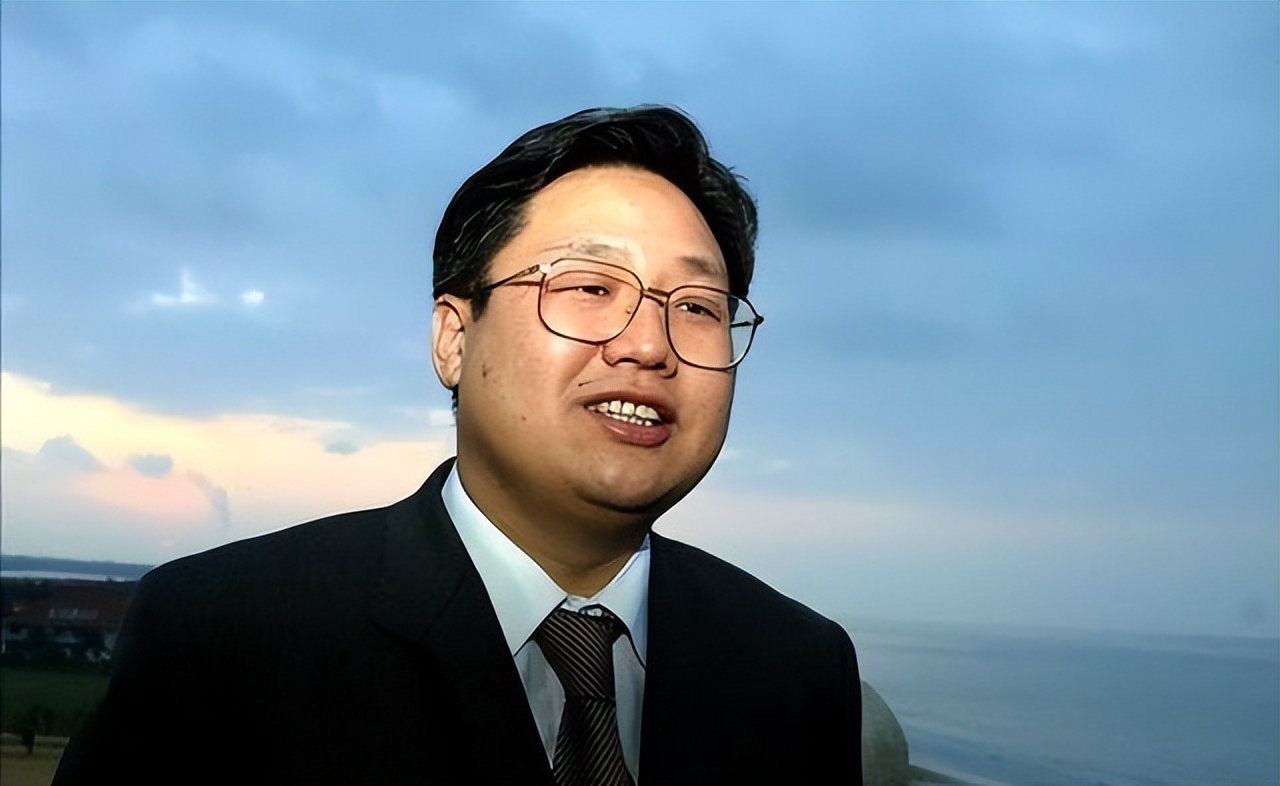 曾是陆毅前女友，丈夫狱中离世留下130亿遗产，她却选择重新拍戏