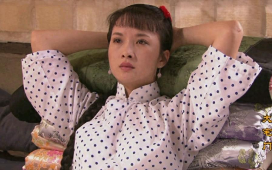 吃里扒外！13年前定居美国，回国捞金遭“驱逐”的她，52岁成笑话