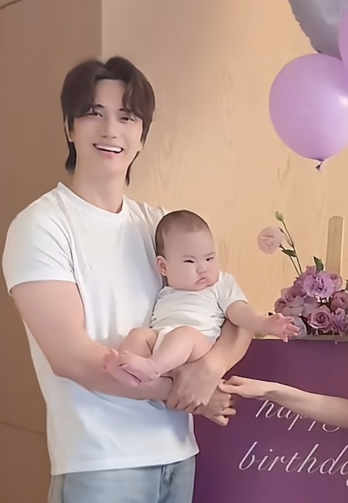 张檬为老公过37岁生日,夫妻抱娃甜蜜亲吻,张檬产后身材反而更好