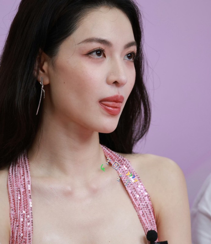 钟楚曦因一个站C位被网友要求封杀!