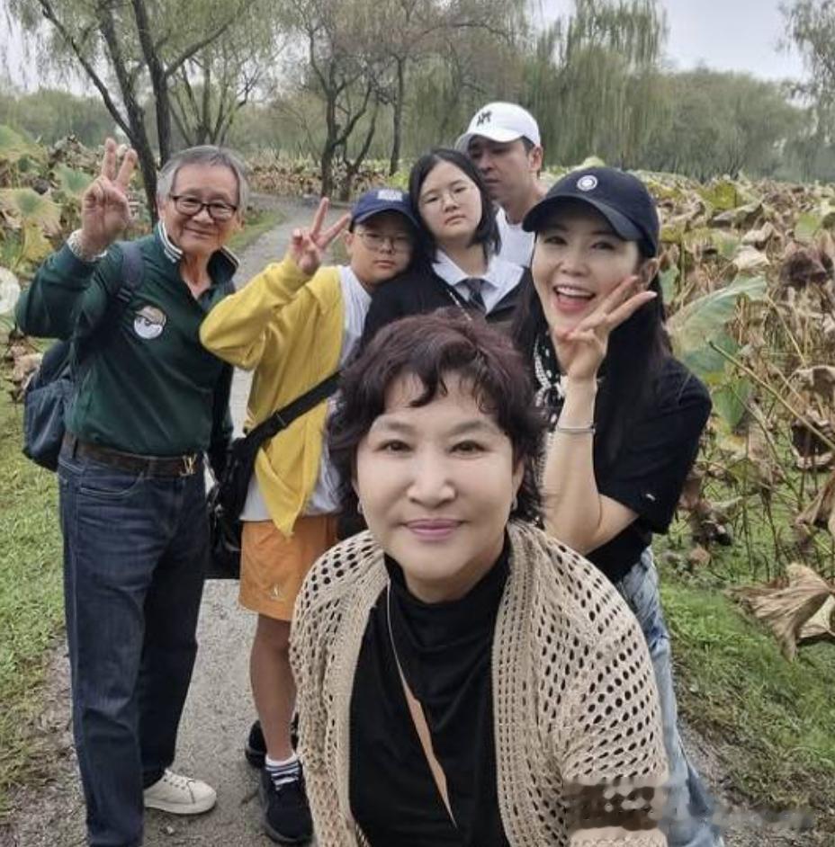 韩国女星丈夫失业在家,她却带公婆豪华旅游,一句话惹哭韩国网友
