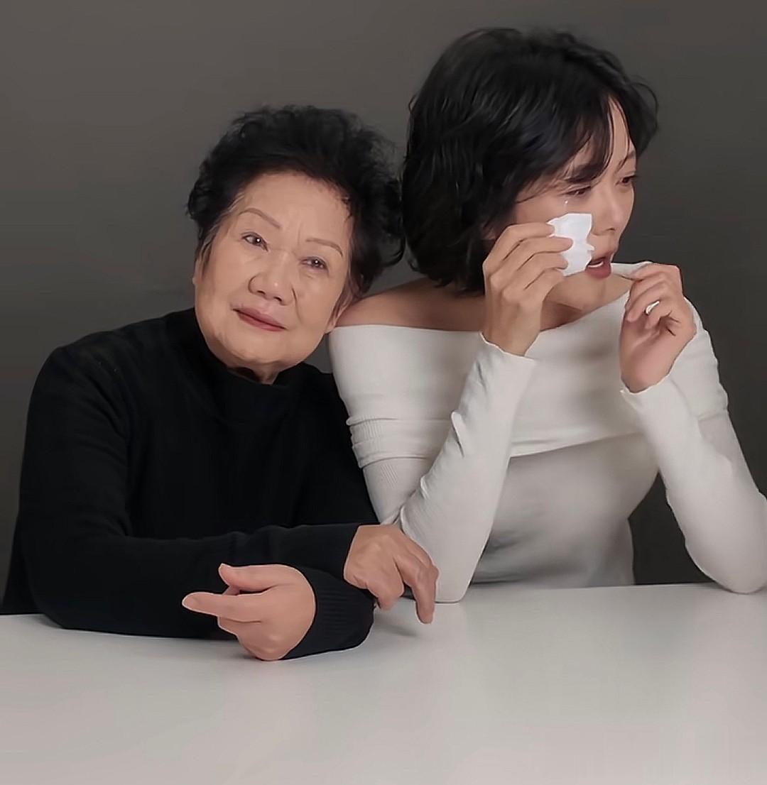 汪涵老婆带82岁母亲拍照,47岁杨乐乐掉泪了,透露从芒果离职原因