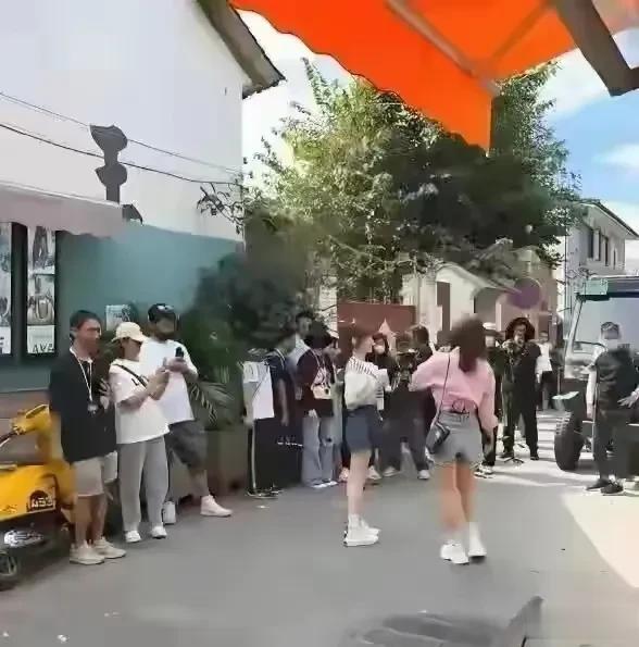 王心凌阿Sa同框太狠！42岁穿百褶裙像高中生 158cm显高公式被疯传