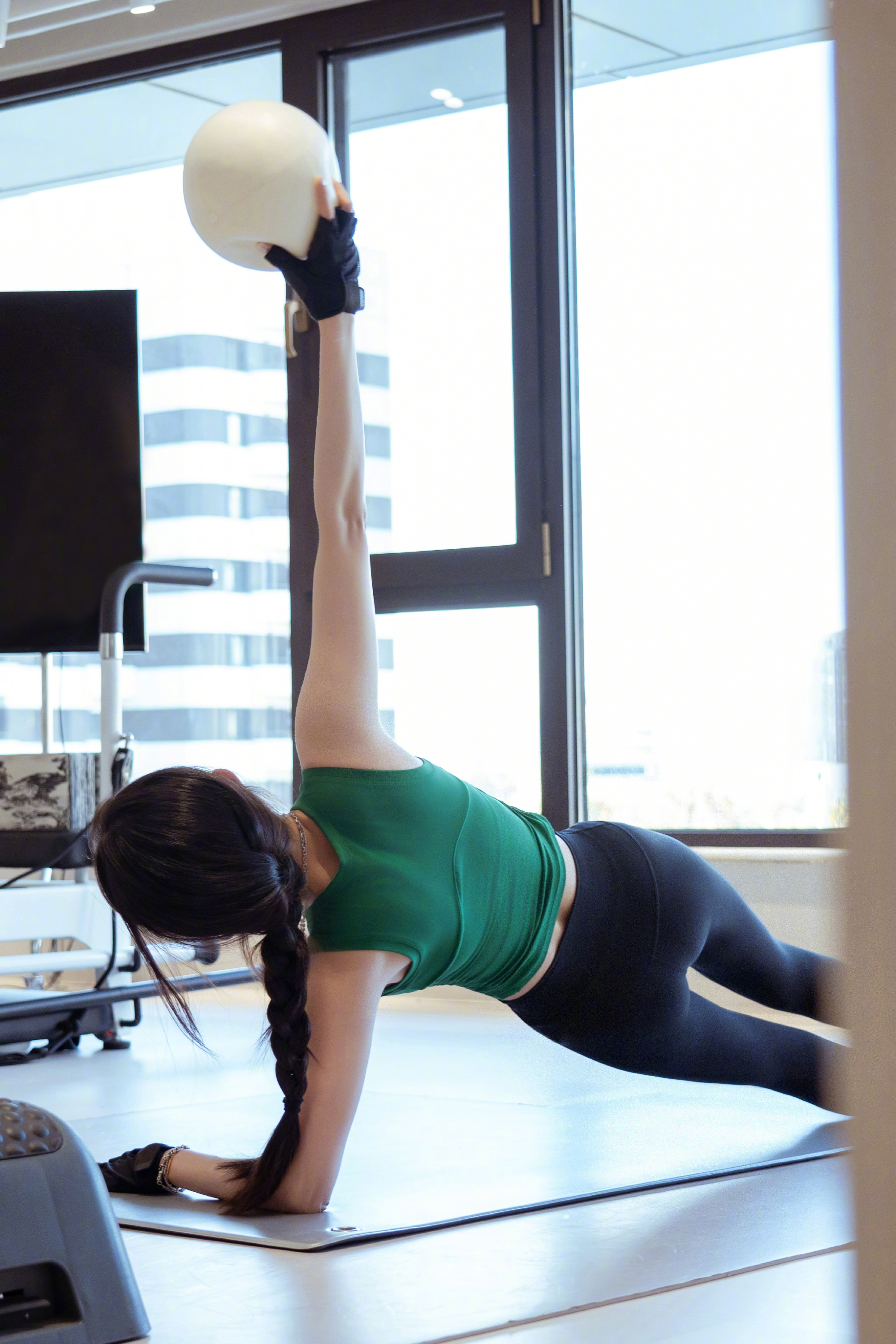 杨幂素颜健身照，幂姐这睫毛真长