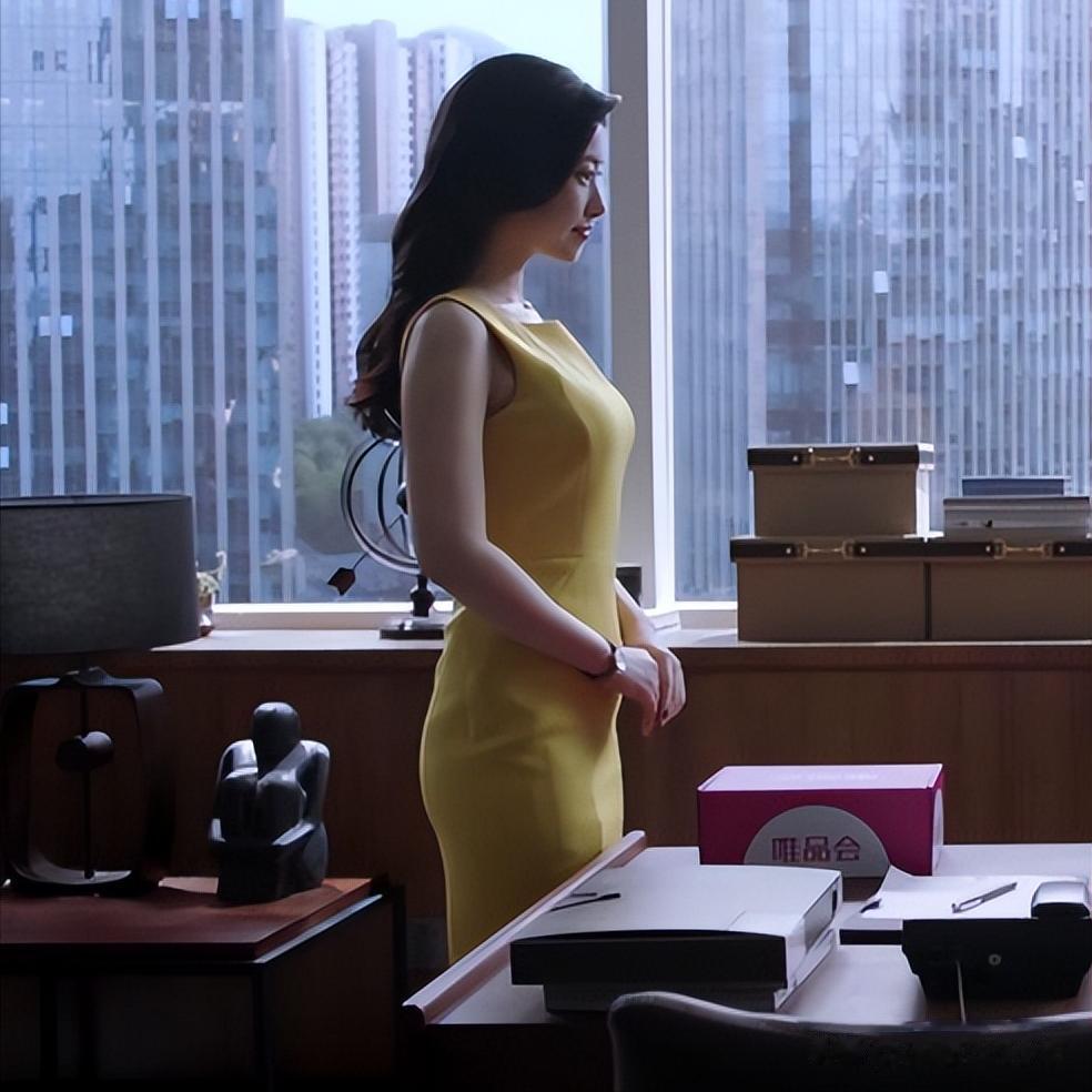 朱珠和老公在新加坡路边等车,她的老公身材高大,长相英俊。